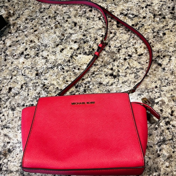 Pink Michael Kors Crossbody. Slightly used, great condition - Picture 1 of 2